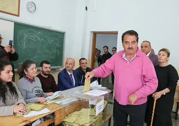 İbrahim Tatlıses oyunu İzmir'de kullandı