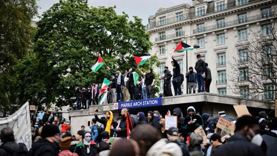 İngiltere'de İsrail'in Gazze saldırıları protesto edildi! Binlerce kişi...