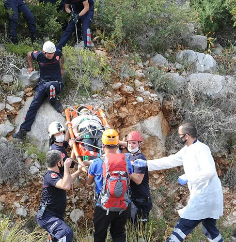 Antalya’da sarp arazide düşüp bacağını kıran adam 3 saatte kurtarıldı - 2