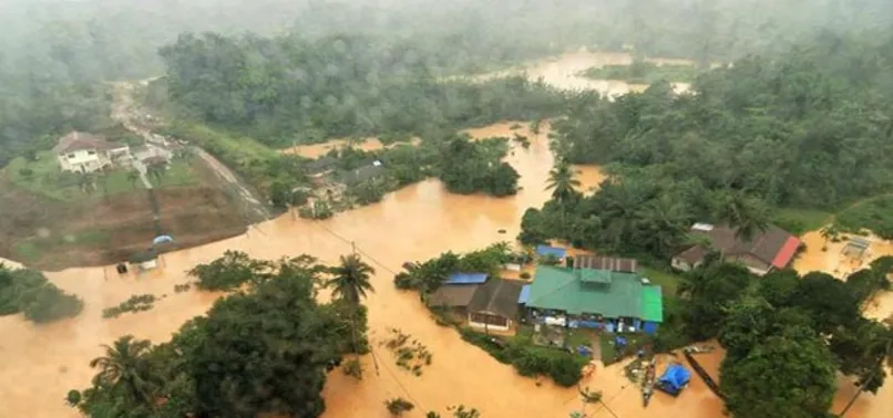 Hindistan'da muson mevsimi bin 400 can aldı