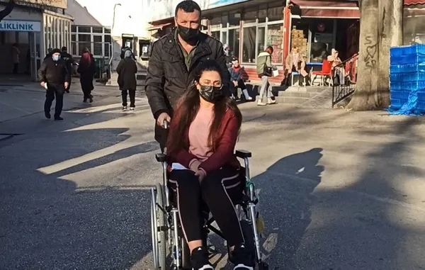 1672116183073.jpg Yanlış iğne hayatını mahvetti! Yürüyerek gittiği hastaneden tekerlekli sandalye ile çıktı - 2