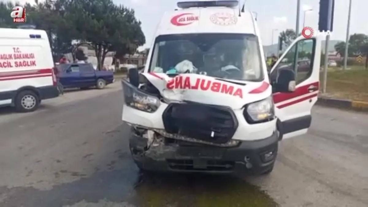 Çaycuma'da hasta sevki yapan ambulansla otomobil çarpıştı