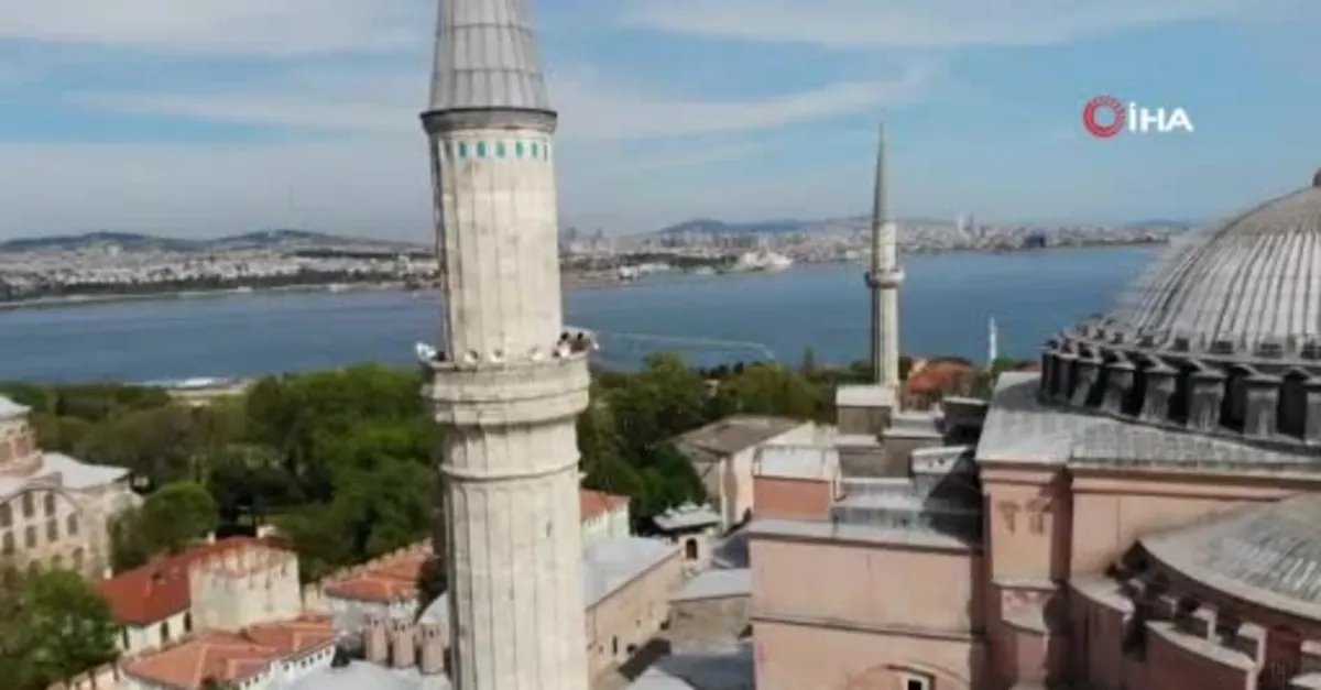 Ayasofya Camii'ne 87 yıl sonra ilk mahya asıldı | "La ilahe illallah" yazıyor