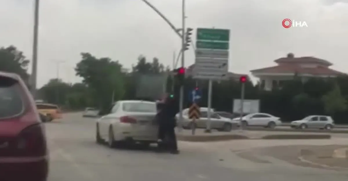 Son dakika: Trafikte dehşet! Seyir halinde kurşun yağmuruna tutuldu! Olay sonrası silah kapma kavgası kamerada |Video