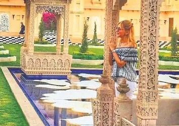 Arzu Sabancı lüks tatilde çoraplarıyla kaldı