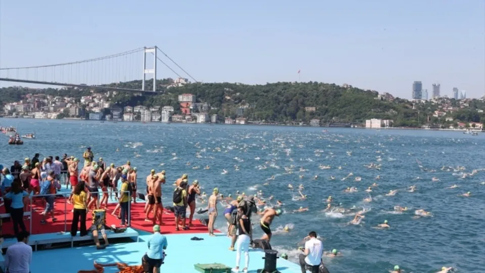 Yüzerek kıtadan kıtaya geçtiler!