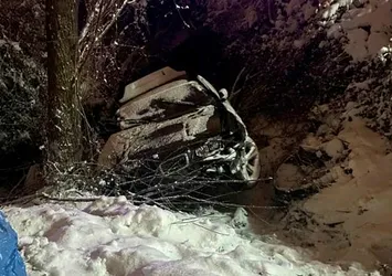 Buzlanma kazayı getirdi! Bursa'da dere yatağına uçan araçta bir kişi hayatını kaybetti üç kişi yaralandı