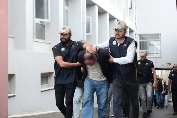 FETÖ evleri darphane gibi! Adana'da hücre evlerine baskın: Koltuk döşemeleri ve masa çekmecelerine gizlemişler - 1
