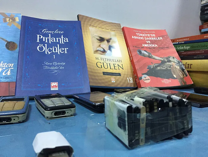 Pensilvanya'dan gönderilen "ByLock" telefonu FETÖ operasyonunda ele geçirildi - 1