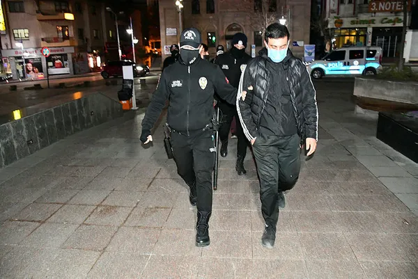 Küstah yanıt: Zeki Müren de izleyecek mi? | Aksaray’da kısıtlamaya uymayan genç polise yakalandı - 2