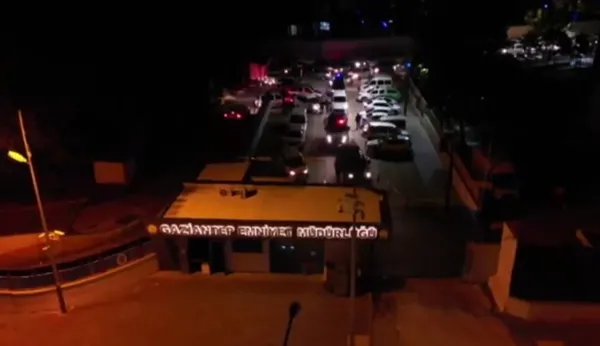 son-dakika-15-ilde-sibergoz-operasyonu-icisleri-bakani-ali-yerlikaya-duyurdu-37-kisi-yakalandi-1701236813168.jpg Son dakika: 15 ilde Sibergöz operasyonu! İçişleri Bakanı Ali Yerlikaya duyurdu: 37 kişi yakalandı - 1