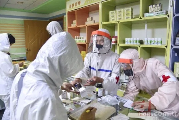 Kuzey Kore’de koronavirüs vakalarında patlama: 3 milyon kişi pozitif! Kim Jong-un’dan maskesiz ve mesafesiz tören 10