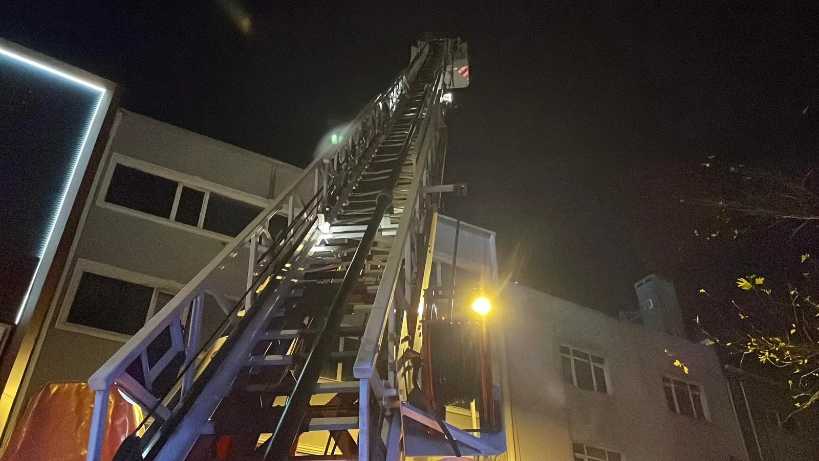 Beyoğlu'nda çatı yangını: İtfaiye ekipleri müdahale etti