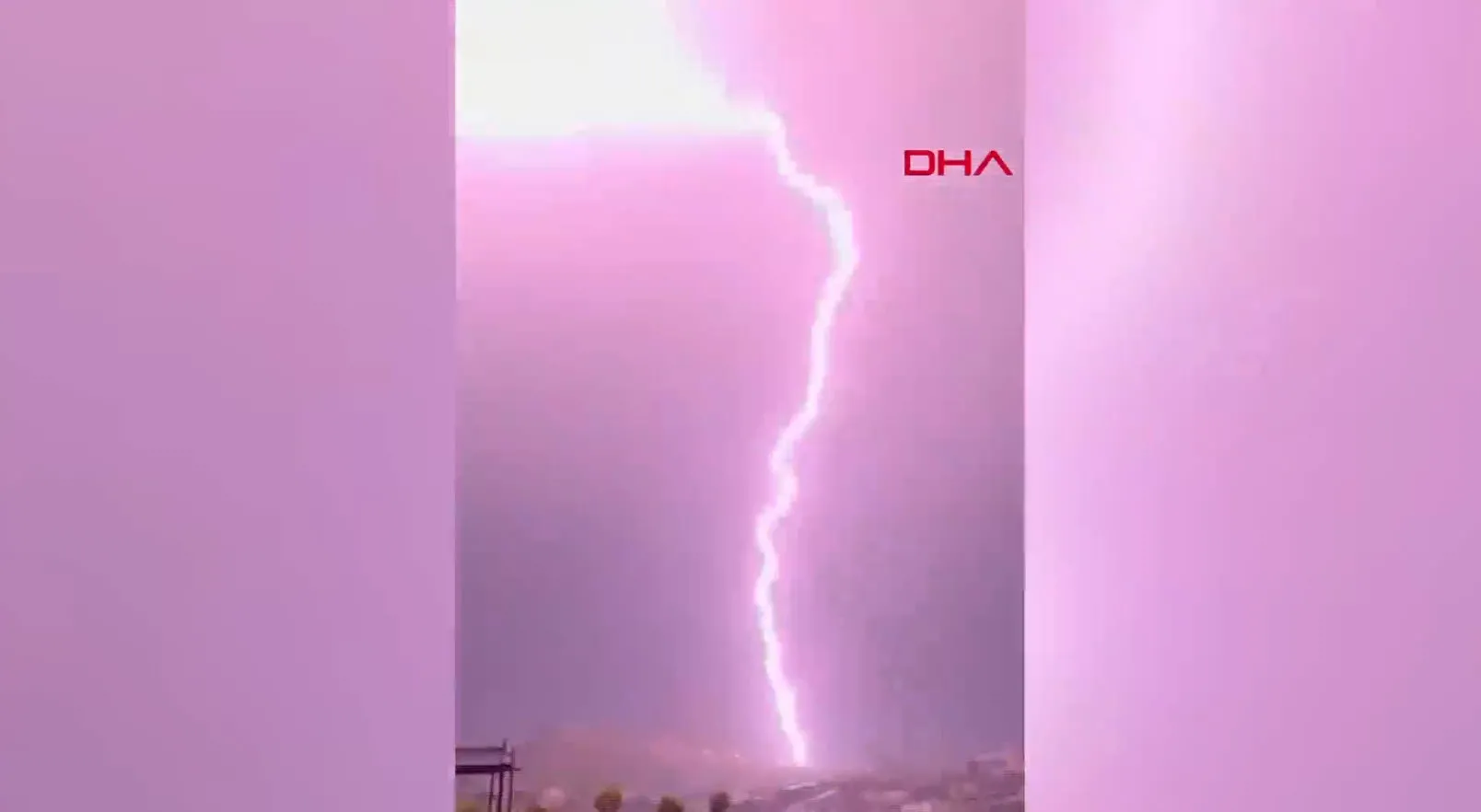 Dağa düşen yıldırım dev kayaları parçaladı! O anlar kamerada