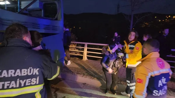 1670220716294.jpg Karabük'te feci kaza! Minibüs otobüse çarptı | Çok sayıda yaralı var - 2