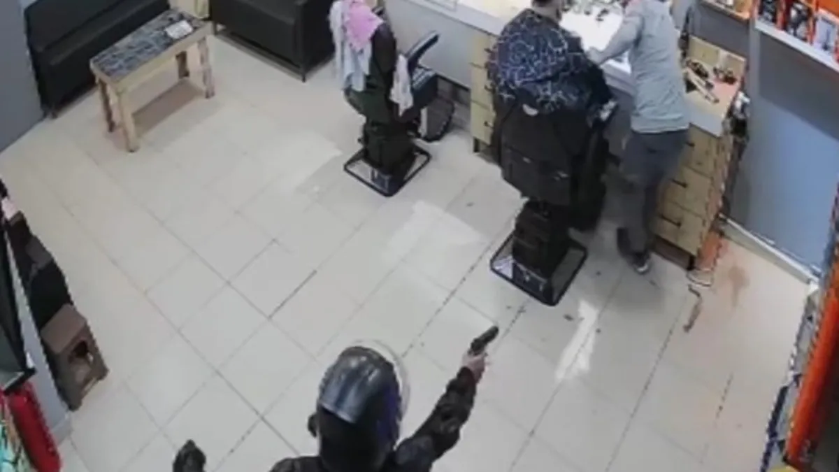 Berber dükkanına kurşun yağmuru! 1 kişi yaralandı o anlar kamerada