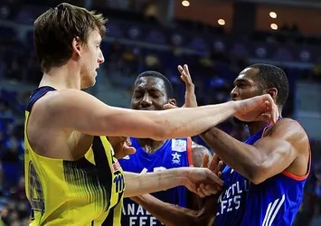 Fenerbahçe, Anadolu Efes'i devirdi