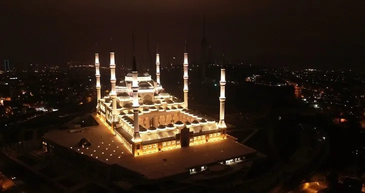 Çamlıca Cami'de ilk ezan okundu