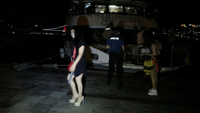 Bebek'teki 150 kişilik yat partisine polis baskını - 3
