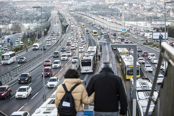 son-dakika-istanbulda-yagmur-trafigi-yogunluk-yuzde-74-1644337997724.jpg Son dakika: İstanbul'da 'yağmur' trafiği: Yoğunluk yüzde 74 - 1
