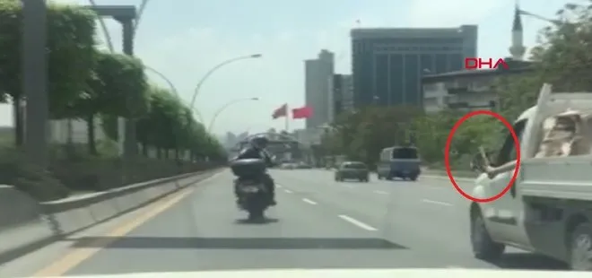 Seyir halindeki motosiklet sürücüsüne sopayla vurmaya kalktı | Video