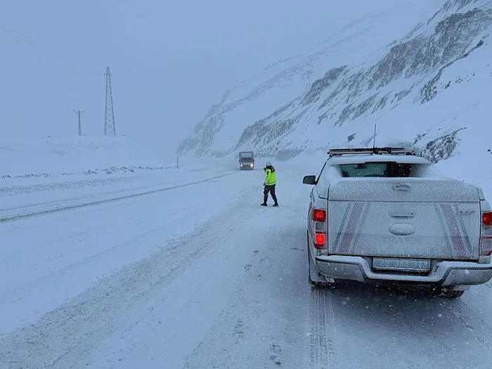 doguda-kar-engeli-yogun-tipide-2-bin-666-yol-ulasima-kapandi-1740047613217.jpg Erzurum'da tipiden 143 sürücü ve yolcu kurtarıldı / DHA