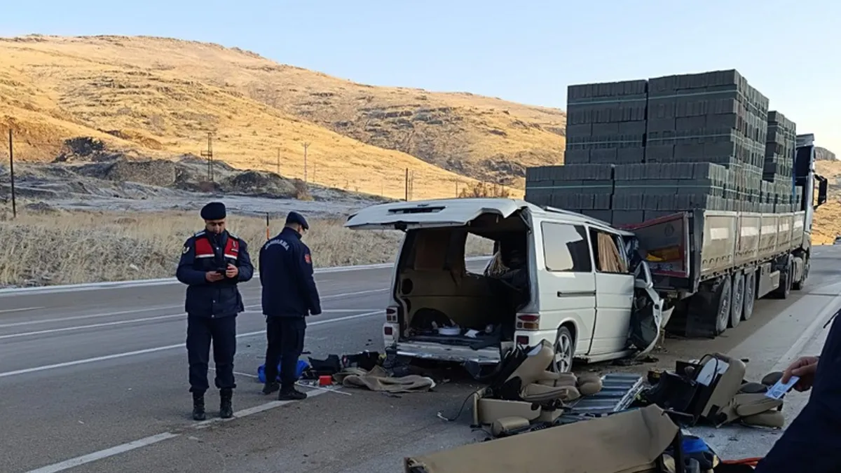 Malatya'da minibüs TIR'a çarptı: 3 ölü