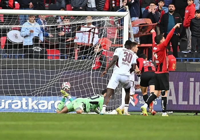 trabzonsporda-zirve-inadi-firtina-deplasmanda-hata-yapmadi-1771772886177.jpeg Trabzonspor'da zirve inadı! Fırtına deplasmanda hata yapmadı - 1