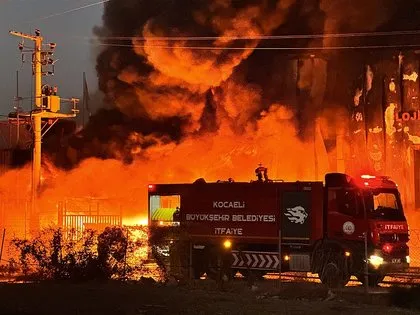 Un incendie se déclare dans un entrepôt logistique à Kocaeli ! La fumée envahit le ciel.