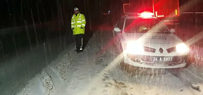 Erzincan’da trafik kar nedeniyle durdu