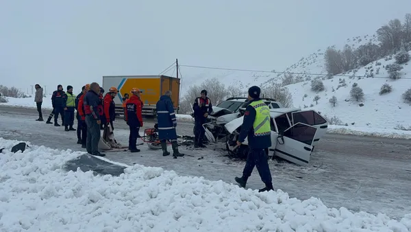 1705478695369.jpg Sivas'ta feci kaza! 2 otomobil çarpıştı | Ölü ve yaralılar var - 3