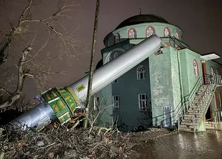 Kuvvetli fırtına minareyi yerinden söktü! Kocaeli’nde faciadan dönüldü