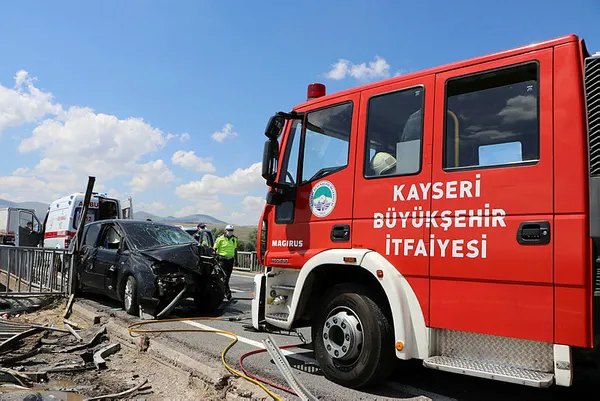 Kayseri’den üzücü kare! Bariyer otomobile ok gibi saplandı: 1 ölü, 4 yaralı - 4