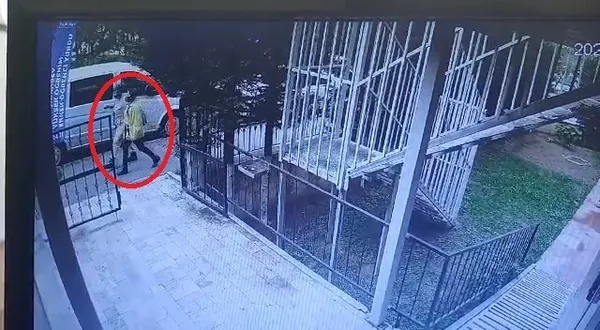 bursada-altin-hirsizlarini-otobus-kamerasi-yakalatti-o-anlar-kamerada-1636095869602.jpg Bursa’da altın hırsızlarını otobüs kamerası yakalattı! O anlar kamerada - 3