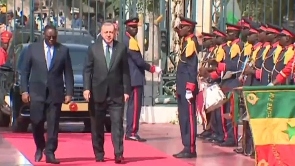 Son dakika: Başkan Erdoğan’a Senegal’de resmi karşılama töreni!  Macky Sall tarafından böyle karşılandı...