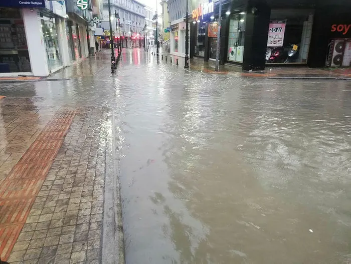 Samsun Bafra'da sağanak! Su basan iki okulda eğitime ara verildi - 2