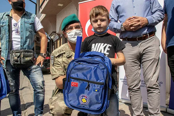 Türk askeri Kosovalı çocukları sevindirdi - 4