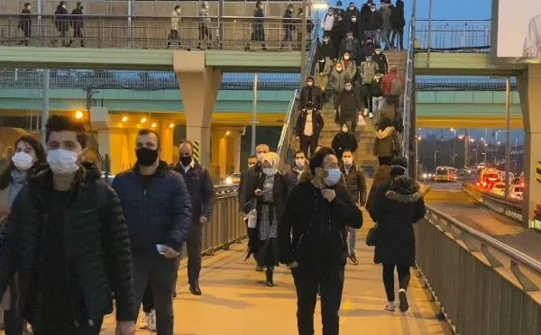 Koronavirüs vakalarının en çok görüldüğü İstanbul'da toplu ulaşımda yine yoğunluk - 2