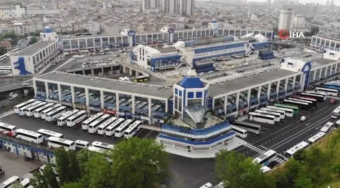 Seyahat kısıtlamasının kalkmasıyla 15 Temmuz Demokrasi Otogarı’nda yoğunluk! Havadan görüntülendi