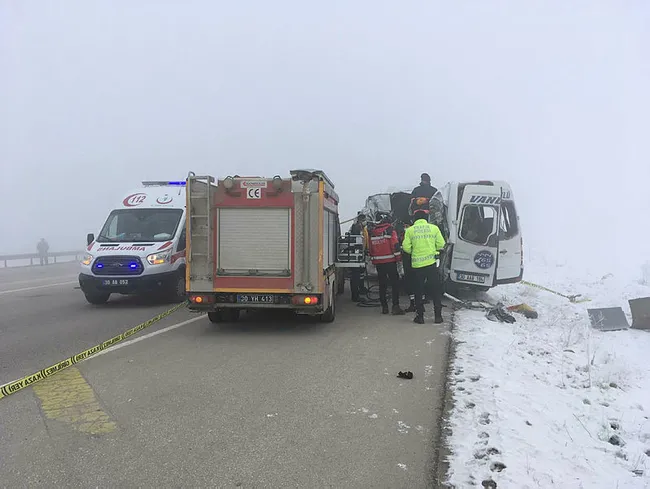 Hakkari'de yolcu minibüsü ile TIR çarpıştı: Ölü ve yaralılar var - 1