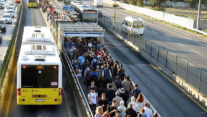 İstanbul'da metrobüs sorunu! Halk arızalardan yıldı: Yola korkarak devam ediyoruz - 3