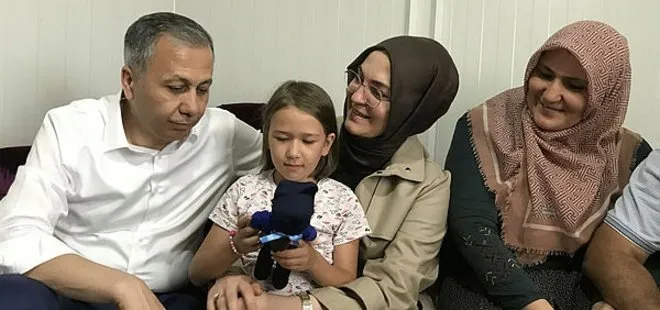 İçişleri Bakanı Ali Yerlikaya Gaziantep’te depremzedelerle bayramlaştı! Aileyi telefonla aradığı Başkan Erdoğan’la görüştürdü