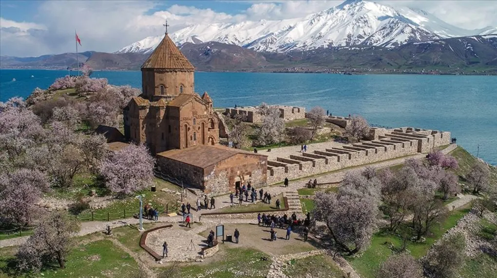 Van Gölü'nün incisi Akdamar Adası