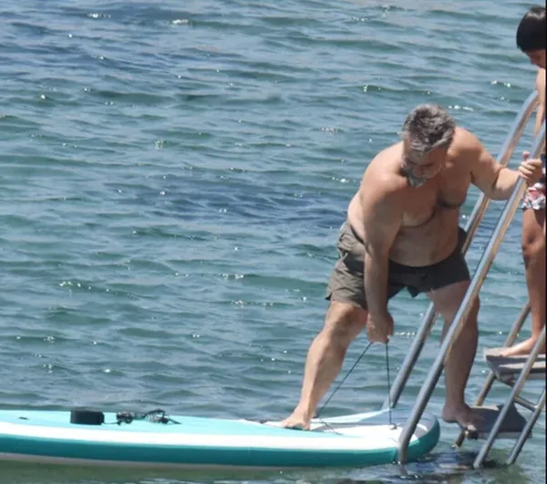 Bülent Serttaş’ın sörfle imtihanı! Düştü kalktı yılmadı