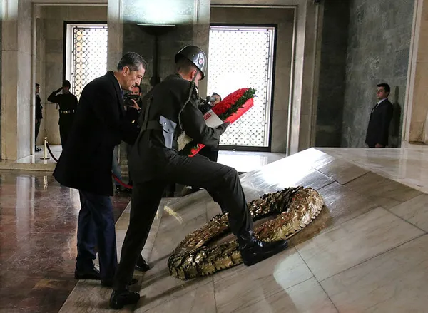 Milli Eğitim Bakanı Ziya Selçuk ve öğretmenler Anıtkabir'i ziyaret etti - 3