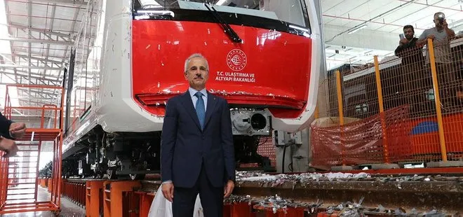 Bakan Abdulkadir Uraloğlu sürücüsüz ilk yerli ve milli metro aracını tanıttı: 80 km hız, 88 metre uzunluk...
