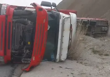 Erzincan'da beyaz eşya yüklü tır devrildi