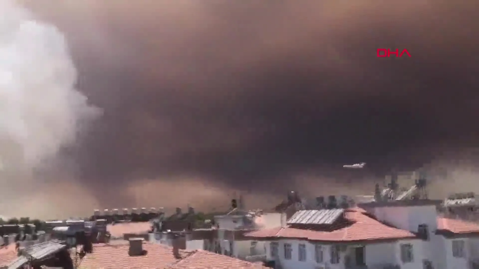 Ateşten doğan karanlık! Antalya Manavgat'taki yangın güneşi kapattı, ilçe karanlığa teslim