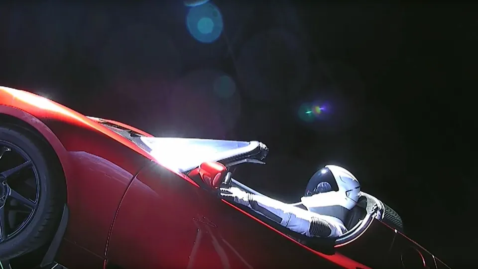 Elon Musk, Tesla'yı uzaya fırlatarak "paranın satın alamayacağı" reklamı yaptı