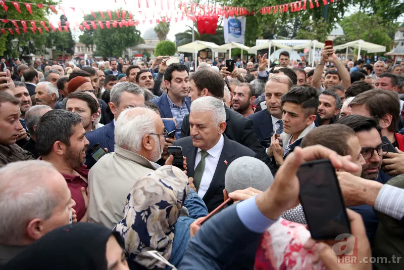 Eyüp'te cuma namazını kılan Binali Yıldırım'a yoğun ilgi 3